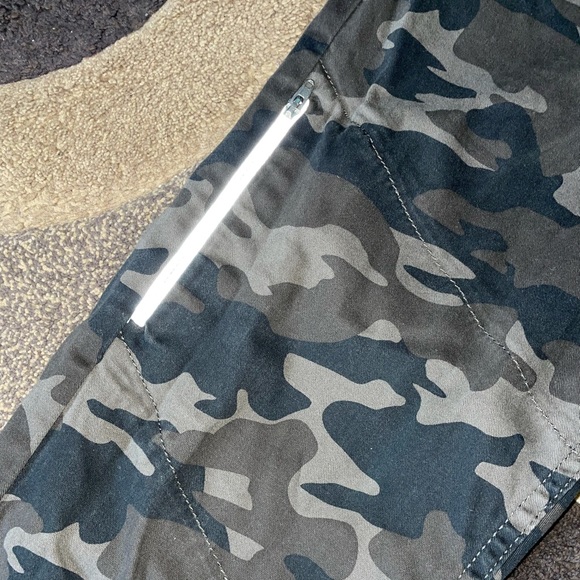 Boys Youth Size XL Levi Camo Joggers - Picture 3 of 4